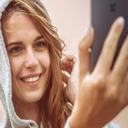 Ponsel Gratis Bagi Wanita yang Hobi Selfie
