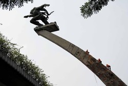 Beginilah Rumitnya Memandikan Patung Pancoran dengan 30 Kg Jeruk Nipis