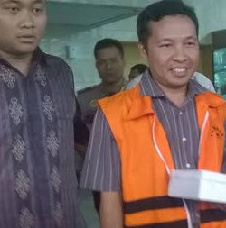 KPK Tahan Tersangka Korupsi Alkes Banten, Mamak Jamaksari
