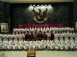 Jokowi Kukuhkan Paskibraka DKI di Balaikota