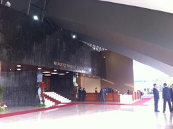 Bentangan Karpet Merah di Ruang Paripurna Parlemen Jelang Kehadiran SBY