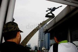 Dimandikan dengan 30 Kg Jeruk Nipis, Patung Pancoran Ditutup Terpal