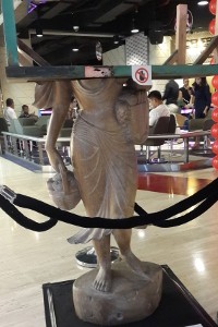 Hiii.. Ada Patung Wanita Bali Terpotong Tubuhnya di Plaza Indonesia