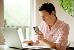 Tak Hanya Wanita, Pria Juga Bisa Ketagihan Kartu Kredit
