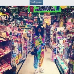 Lady Gaga Terharu dapat Hadiah Boneka Mirip Anjing Peliharaan dari Fans