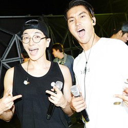 Leeteuk SuJu Tampil Perdana di Konser SMTOWN Live World Tour IV di Seoul