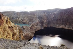 Puja-puji Turis Asing untuk Danau Tiga Warna Kelimutu