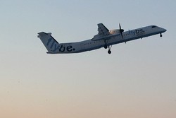 Ya Ampun, Tangan Pilot Lepas Saat Daratkan Pesawat!