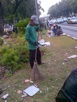 Saat Petugas Kebersihan Taman Bekerja Ekstra di Demo Massa Prabowo-Hatta