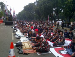 Salat Jumat di depan MK, Massa Prabowo Tutup Jalan Medan Merdeka Barat