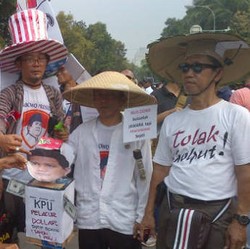 Pendukung Prabowo-Hatta Terus Berdatangan ke MK