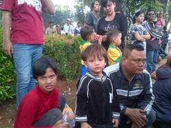 Pasangan Ini Ajak Anaknya Demo di Depan MK