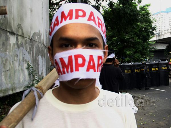 Polisi Hadang Demonstran Gamparin