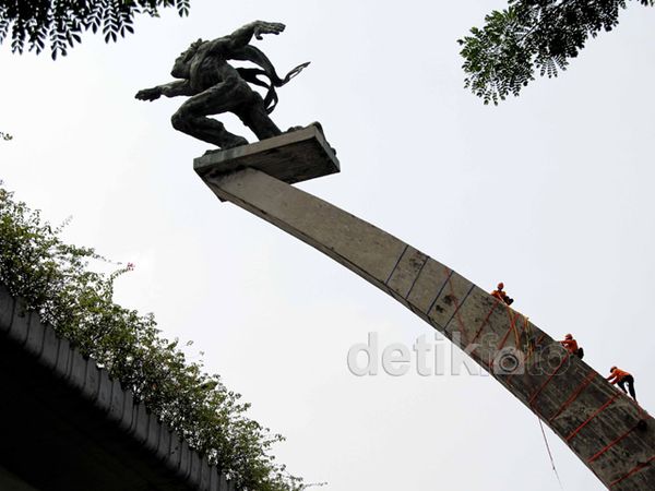 Patung Pancoran Dimandikan Air Jeruk Nipis