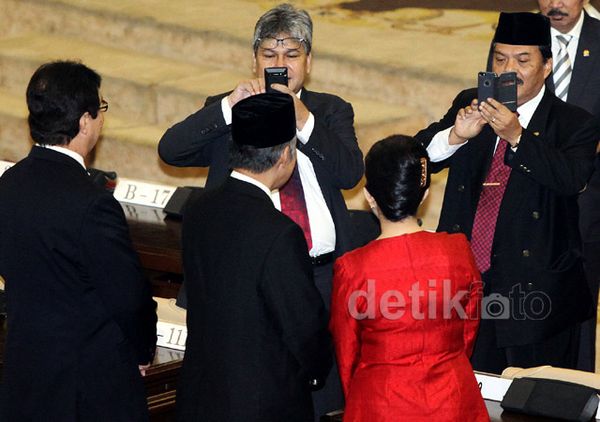 Anggota DPR Asik Berfoto Ria Usai Pidato Kenegaraan