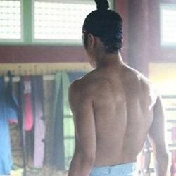 Punggung Berotot Yonghwa CNBlue di Drama The Three Musketeers
