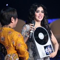 RBT Tembus 20 Juta, Syahrini Dapat Penghargaan