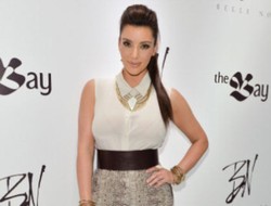 5 Gaya Rambut Kuncir Kuda ala Kim Kardashian yang Buat Wajah Tampak Muda