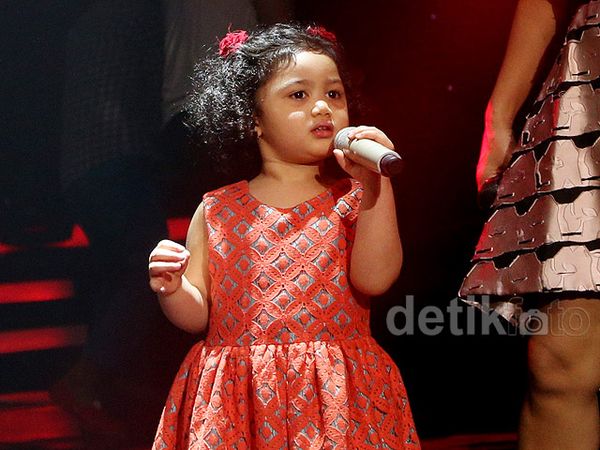 So Cute! Amora Nyanyi Bareng KD dan Syahrini