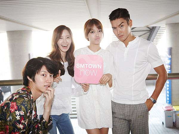 Serunya Suasana Belakang Panggung Konser SMTOWN di Seoul