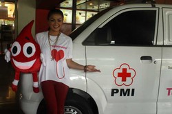 Walah! Nirina Zubir Bandingkan Donor Darah dengan Foto Selfie