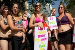 Dukung Ibu-ibu dengan Stretch Mark, Sekelompok Wanita Berbikini Unjuk Rasa