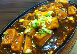 Tian Xi: Panas Mengepul Claypot Duck Rice dan Hot Plate Tofu Ikan Asin