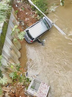Ini Wujud Avanza yang Tabrak Motor dan Nyemplung ke Kali di Simpangan Depok