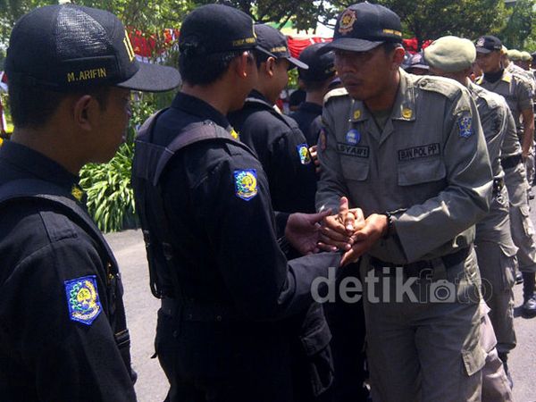 Usai Tawuran, Linmas dan Satpol PP Damai