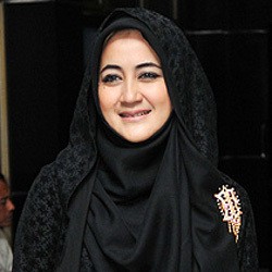 Rindu Sosok Ibu, Pipik Curhat Lewat Lagu