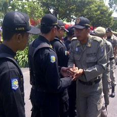 Penampakan Perdamaian Satpol PP dan Linmas Surabaya Usai Tawuran