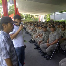 Usai Tawuran, Anggota Satpol PP dan Linmas Surabaya Diberi Wejangan