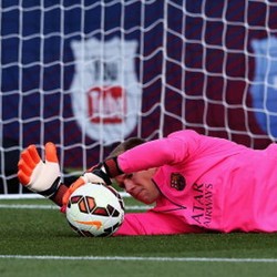 Cedera Punggung, Ter Stegen Lewati Awal Musim di Barca