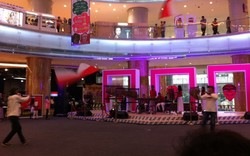 Asyiknya Bermain Layang-layang Raksasa di Dalam Mal