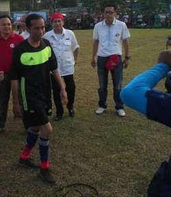 Main Sepak Bola dengan Selebritis, Jokowi Cetak Gol dari Titik Putih