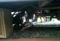 Ajaib, Pemotor Ini Selamat Setelah Terseret Kereta Sejauh 100 Meter