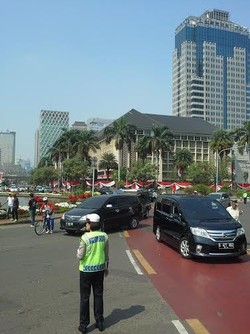 Ajak Warga Heningkan Cipta, Polisi Hentikan Mobil di Medan Merdeka Barat