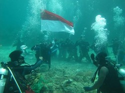 Cerita 20 Penyelam yang Kibarkan Merah Putih di Bawah Laut