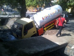 Ganjal Ban Meleset, Truk Berisi Tinja Nyemplung ke Parit