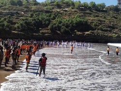 Tim SAR Gunungkidul Gelar Upacara Kemerdekaan di Tengah Laut