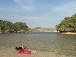 Menikmati Libur 17 Agustusan di Pantai Drini, Gunungkidul