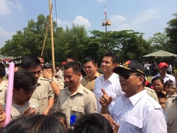 Tonton Lomba Panjat Pinang, Prabowo Disambut Antusias Warga Cibinong
