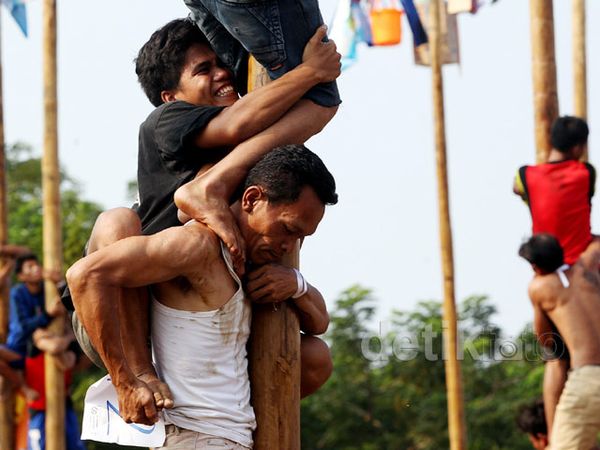Lomba Panjat Pinang Kolosal di Pantai Karnaval
