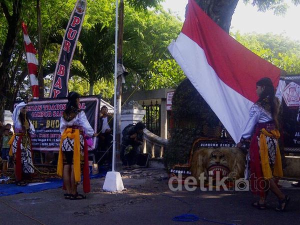 Upacara Ala Seniman Reog di Makam Bung Tomo