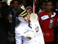 Usai Upacara, Risma Ikut Lomba Makan Kerupuk