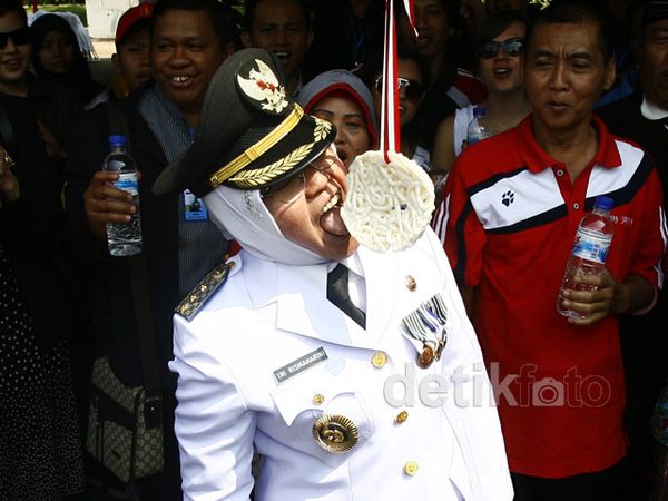 Usai Upacara, Risma Ikut Lomba Makan Kerupuk