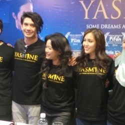 Reza Rahadian Jadi Buruan Foto Selfie di Gala Premiere Yasmine