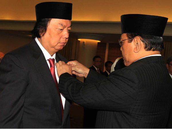 Menkokesra Beri Tanda Jasa ke CEO Mayapada Grup