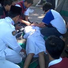 Belasan Siswa Bertumbangan Saat Ikuti Upacara Agustusan