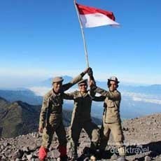 Rayakan Agustusan, Upacara di Gunung hingga Masjid Kompak Tabuh Bedug